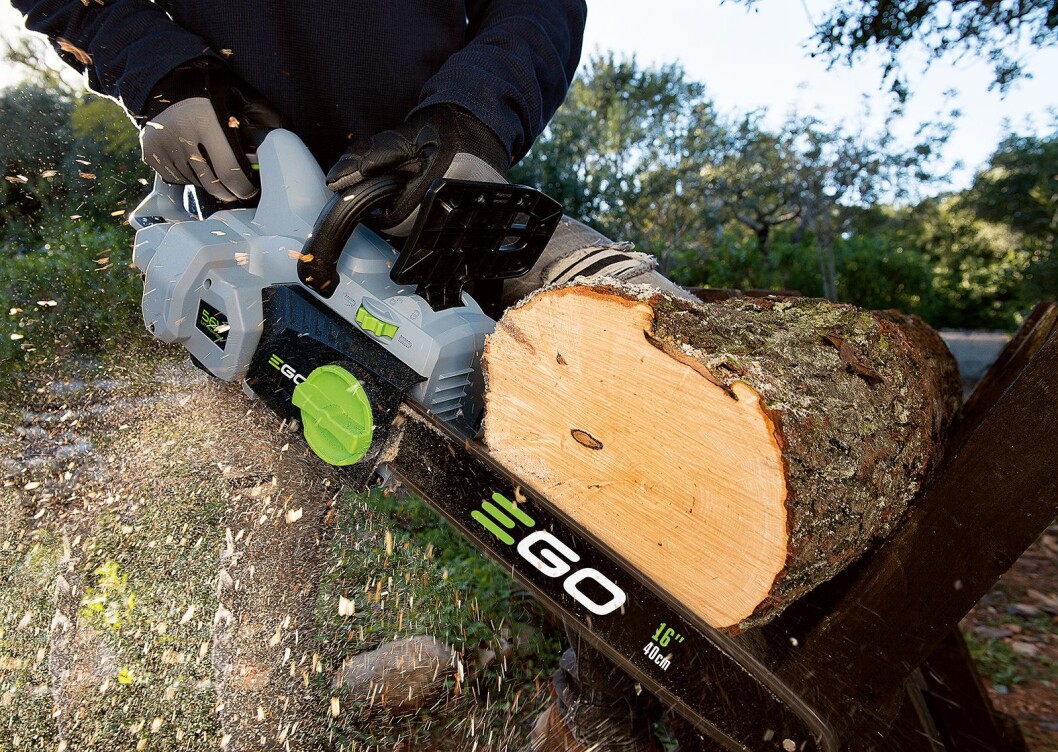 Motorsagene har et 35 eller 40cm langt blad, 12-13,5 m/s hastighet på kjedet og en børsteløs motor. Prisen ligger mellom 3.000 og 3.500 kroner. Foto: Ego Motorsagene har et 35 eller 40cm langt blad, 12-13,5 m/s hastighet på kjedet og en børsteløs motor. Prisen ligger mellom 3.000 og 3.500 kroner. Foto: Ego