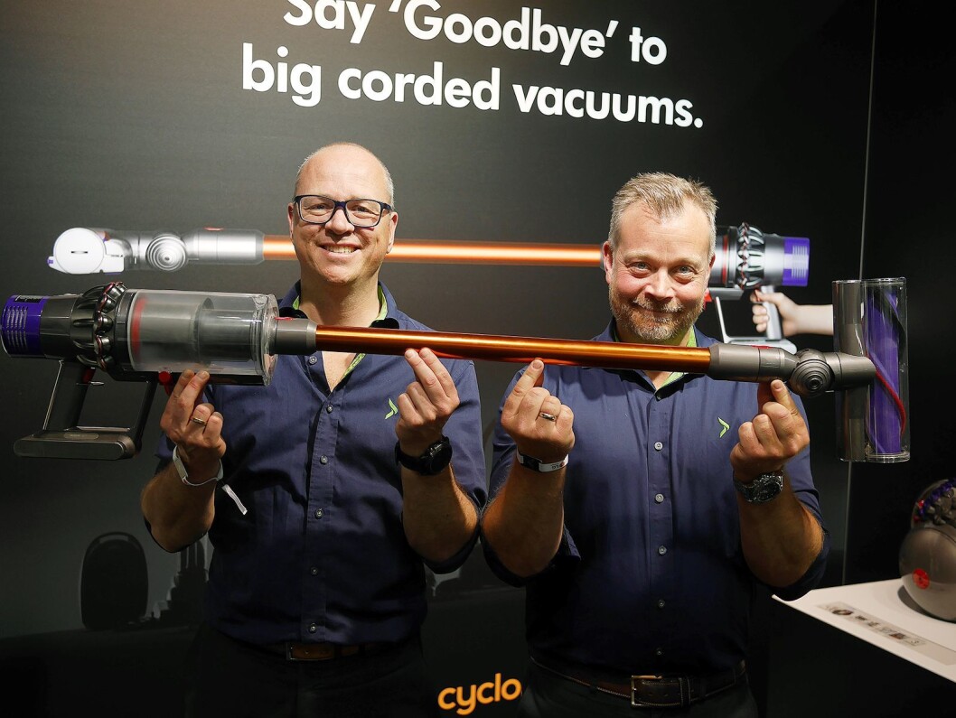 Kategoridirektør Tommy Myhre (t. v.) og innkjøpsdirektør Espen Nordheim i Elkjøp Nordic tar inn Dyson fra Wilfa AS. Her Cyclone V10. Foto: Stian Sønsteng Kategoridirektør Tommy Myhre (t. v.) og innkjøpsdirektør Espen Nordheim i Elkjøp Nordic tar inn Dyson fra Wilfa AS. Her Cyclone V10. Foto: Stian Sønsteng