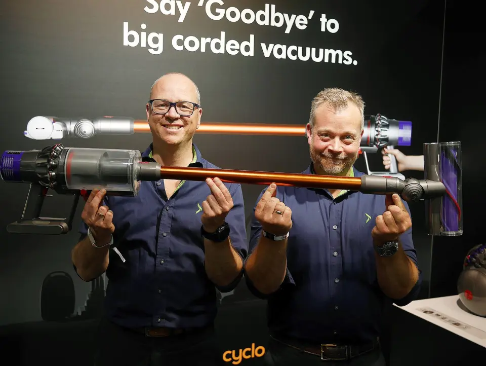 Kategoridirektør Tommy Myhre (t. v.) og innkjøpsdirektør Espen Nordheim i Elkjøp Nordic tar inn Dyson fra Wilfa AS. Her Cyclone V10. Foto: Stian Sønsteng Kategoridirektør Tommy Myhre (t. v.) og innkjøpsdirektør Espen Nordheim i Elkjøp Nordic tar inn Dyson fra Wilfa AS. Her Cyclone V10. Foto: Stian Sønsteng