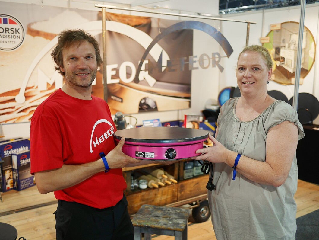 Håvid Engmark og Marit Øvergaard på Elkjøps opplæringsmesse Eldomestic, med en steketakke i rosa utførelse. Foto: Stian Sønsteng. Håvid Engmark og Marit Øvergaard på Elkjøps opplæringsmesse Eldomestic, med en steketakke i rosa utførelse. Foto: Stian Sønsteng.