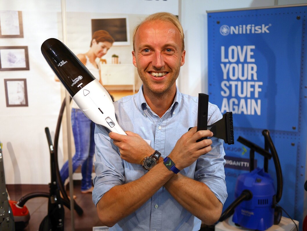 Daniel R. Jensen er distriktssjef i Danmark hos Nilfisk, og viser på Eldomestic håndstøvsugeren Nilfisk Handy med 25,2V. Foto: Stian Sønsteng Daniel R. Jensen er distriktssjef i Danmark hos Nilfisk, og viser på Eldomestic håndstøvsugeren Nilfisk Handy med 25,2V. Foto: Stian Sønsteng