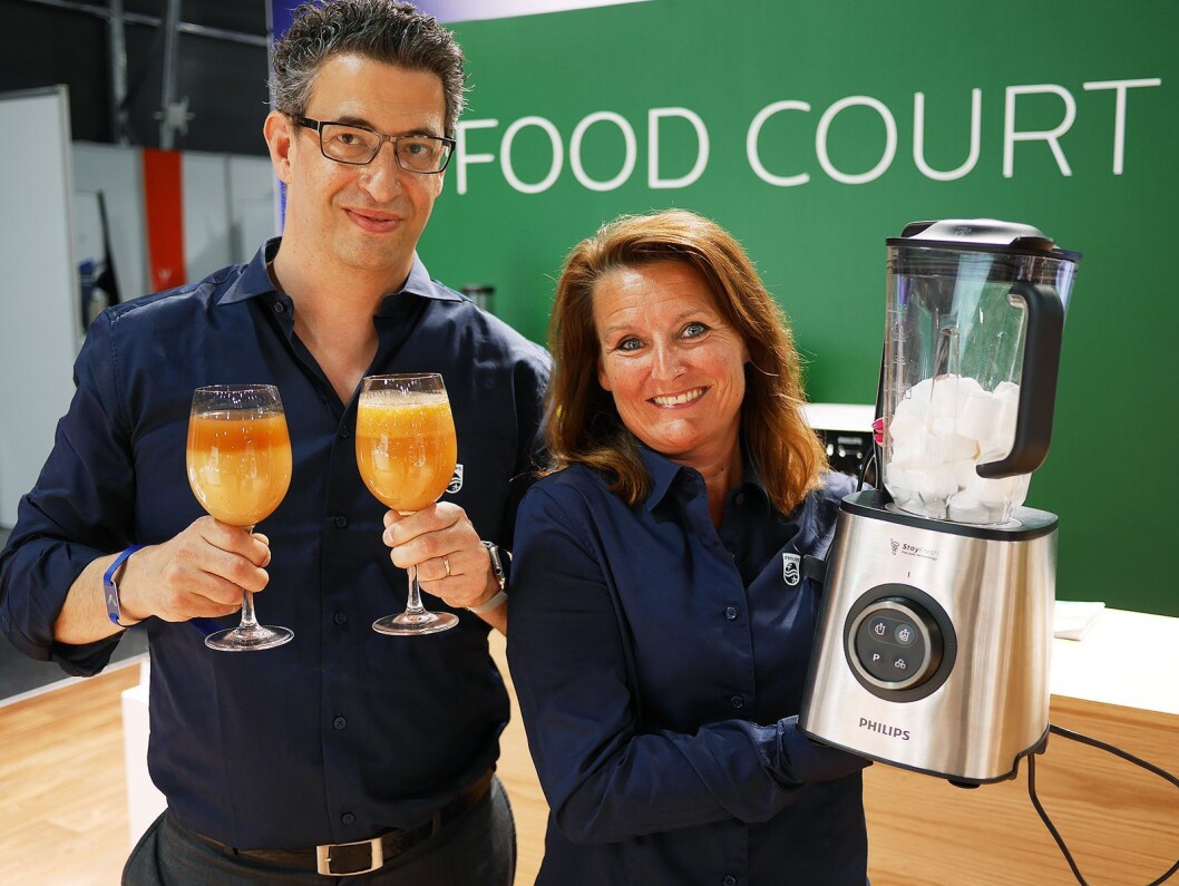 Nøkkelkundesjef Dan Bechor og Philips’ sjef i Norge, Lise Ludvigsen, med vakuum-mikseren HR3752/00 og to glass eplejuice. Det til høyre er laget med og det til venstre uten vakuum. Foto: Stian Sønsteng Nøkkelkundesjef Dan Bechor og Philips’ sjef i Norge, Lise Ludvigsen, med vakuum-mikseren HR3752/00 og to glass eplejuice. Det til høyre er laget med og det til venstre uten vakuum. Foto: Stian Sønsteng