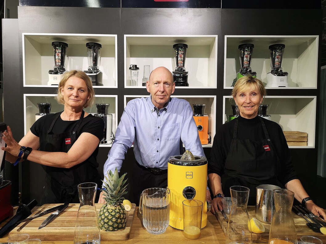 Howard Lie, nøkkelkundeansvarlig i F&H Scandinavia, Ellen Ramstad Sandnes (t.v) og Anne Kristine Andersensom serverer smoothies til de Elkjøp-ansatte. Foto: Marte Ottemo Howard Lie, nøkkelkundeansvarlig i F&H Scandinavia, Ellen Ramstad Sandnes (t.v) og Anne Kristine Andersensom serverer smoothies til de Elkjøp-ansatte. Foto: Marte Ottemo