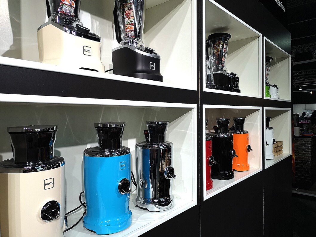 Juicere og blendere fra Novis er relativt nytt i sortimentet, med retro-look og knæsje farger. Foto: Marte Ottemo. Juicere og blendere fra Novis er relativt nytt i sortimentet, med retro-look og knæsje farger. Foto: Marte Ottemo.