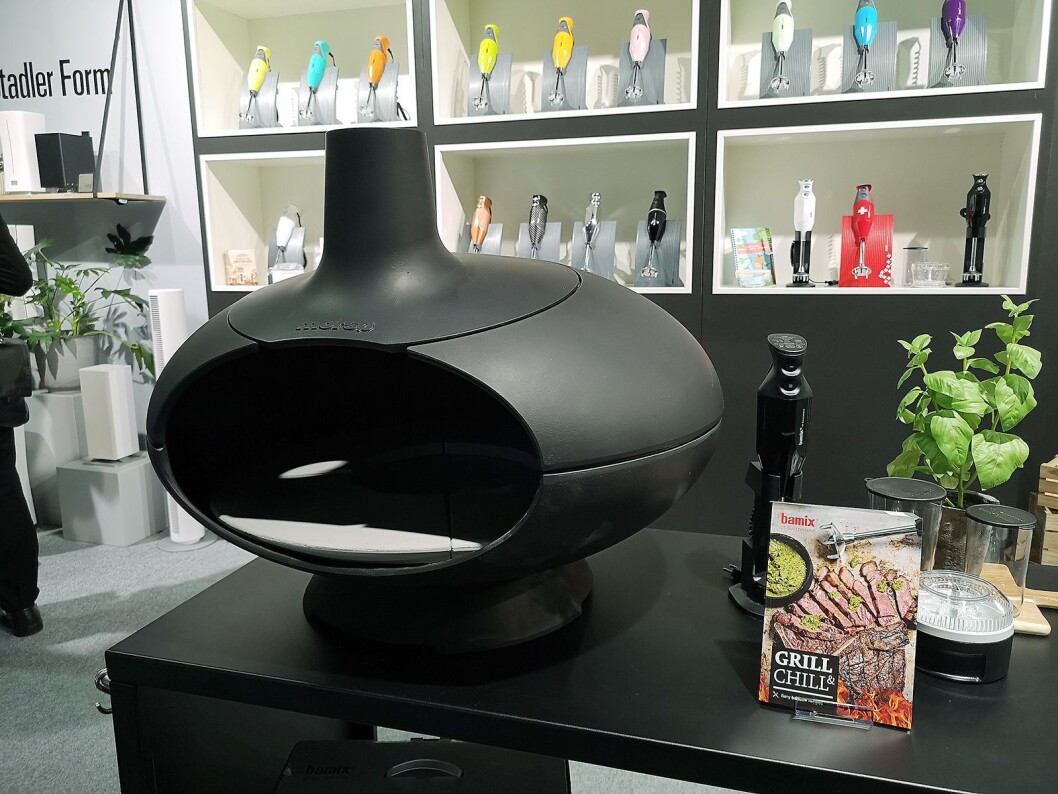 Med egen grillpakke som inneholder både forkle, kokebok og en Bamix stavmikser skal F&H Scandinavia lokke grillentusiastene. Foto: Marte Ottemo. Med egen grillpakke som inneholder både forkle, kokebok og en Bamix stavmikser skal F&H Scandinavia lokke grillentusiastene. Foto: Marte Ottemo.