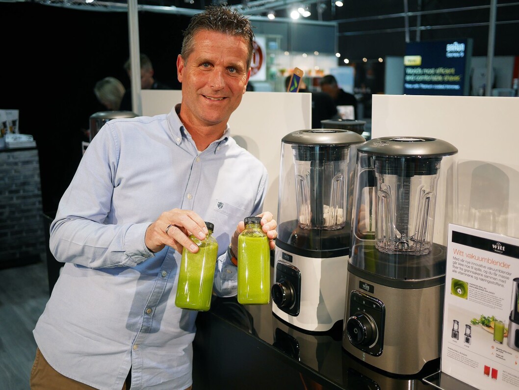Salgsdirektør Henrik Buur i Witt A/S med Witt by Kuvings Vakuum V1000, som gjør at smoothien (t. h.) ikke skiller seg. Pris: 7.000,- Foto: Stian Sønsteng Salgsdirektør Henrik Buur i Witt A/S med Witt by Kuvings Vakuum V1000, som gjør at smoothien (t. h.) ikke skiller seg. Pris: 7.000,- Foto: Stian Sønsteng