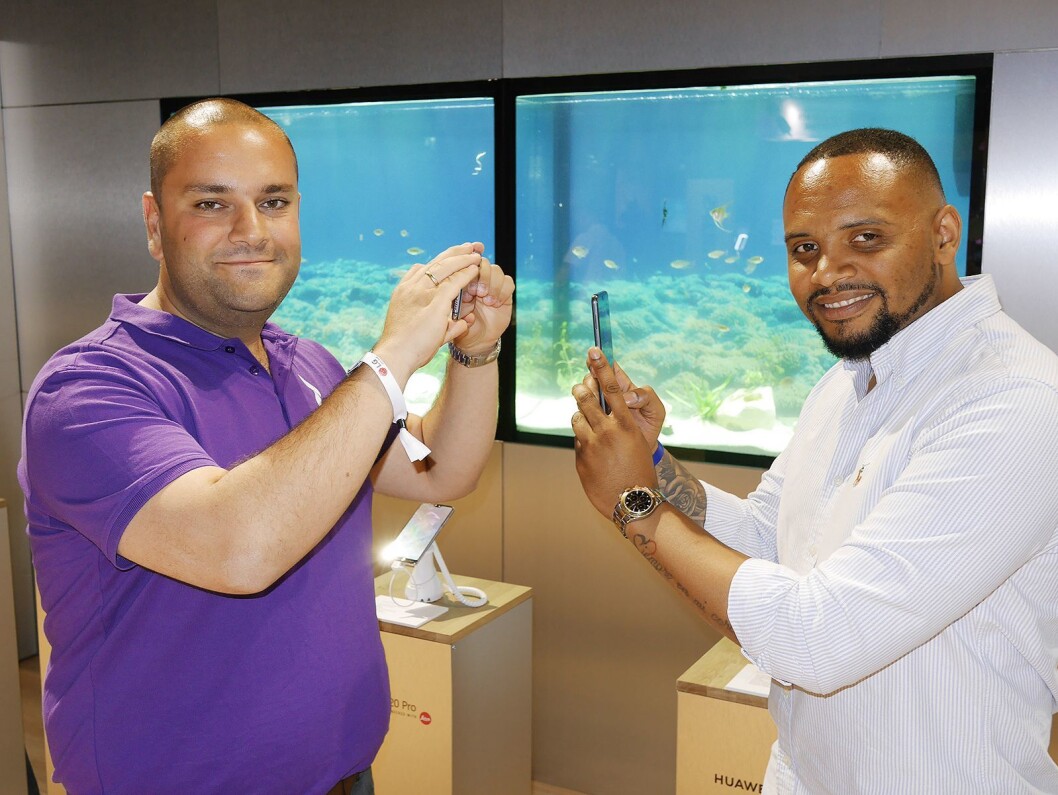 Farshad Samsami (t. v.) i Elkjøp Nordic og Luis Polanco i Huawei Norge viser P20 Pro på Elbit. Foto: Stian Sønsteng Farshad Samsami (t. v.) i Elkjøp Nordic og Luis Polanco i Huawei Norge viser P20 Pro på Elbit. Foto: Stian Sønsteng