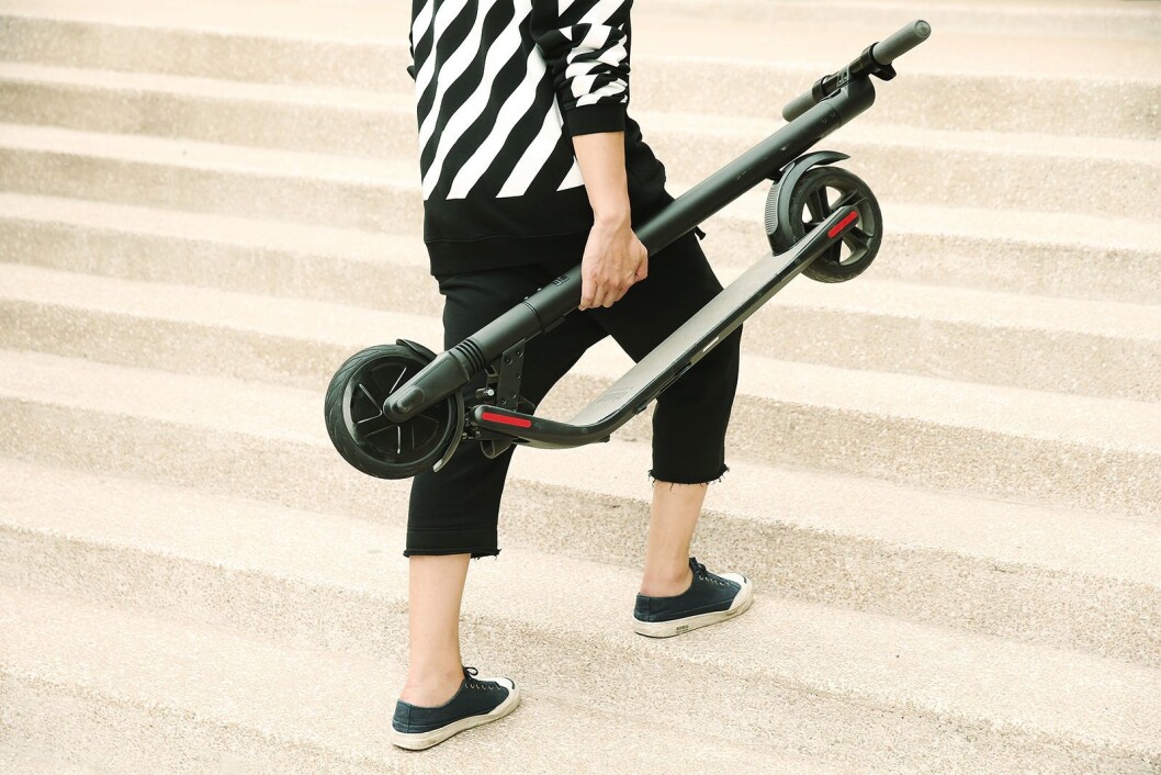 De elektriske sparkesyklene fra Ninebot by Segway kan man bære med seg. Foto: Segway. De elektriske sparkesyklene fra Ninebot by Segway kan man bære med seg. Foto: Segway.