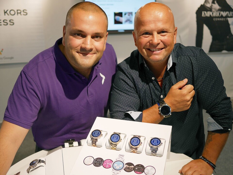Farshad Samsami (t. v.) i Elkjøp Nordic og Vidar Svåsand i Fossil Scandinavia, med noen av smartklokkene deres. Foto: Stian Sønsteng