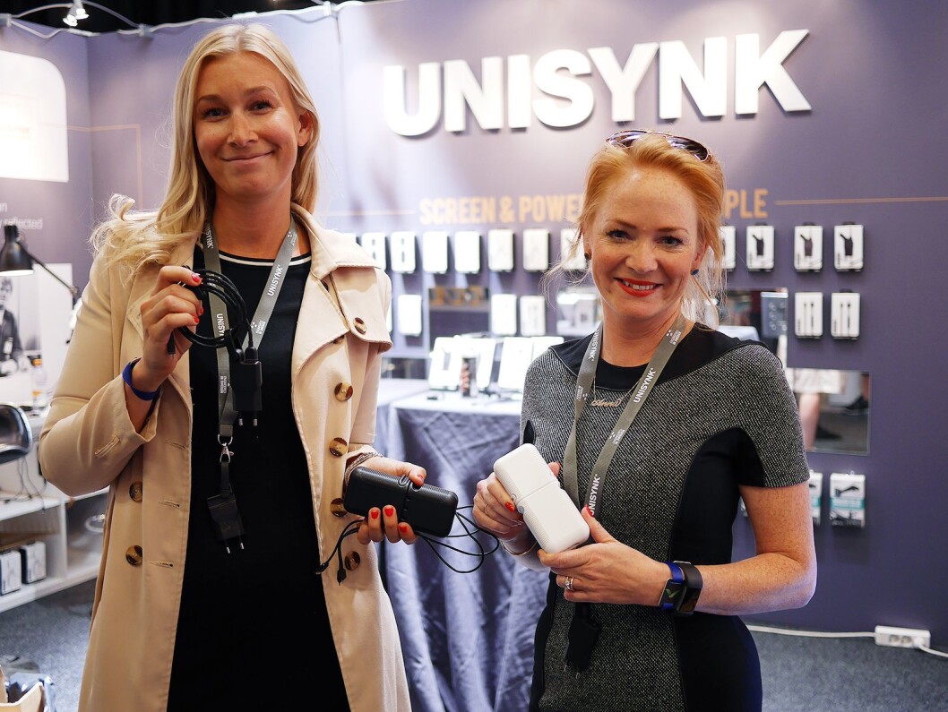 Malin Spjut (t. v.) og Anna Wootz i Universal Creation AB viser mobilladere og kabler fra Unisynk på Elbit. Foto: Stian Sønsteng Malin Spjut (t. v.) og Anna Wootz i Universal Creation AB viser mobilladere og kabler fra Unisynk på Elbit. Foto: Stian Sønsteng