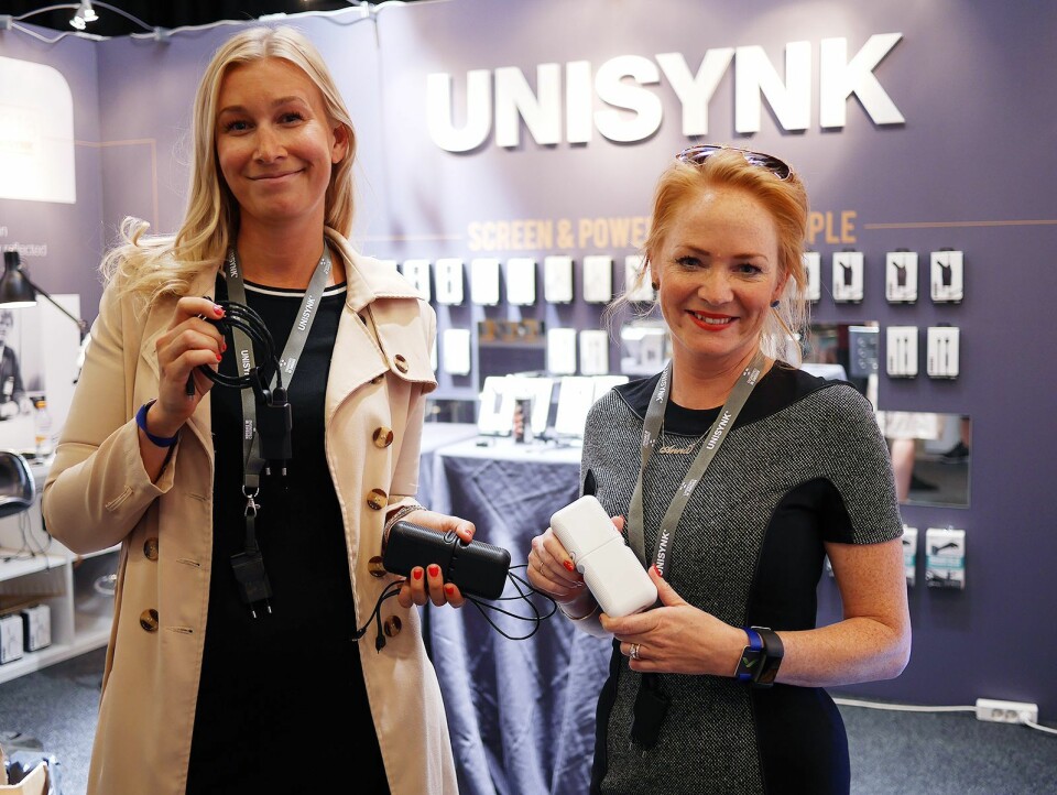 Malin Spjut (t. v.) og Anna Wootz i Universal Creation AB viser mobilladere og kabler fra Unisynk på Elbit. Foto: Stian Sønsteng