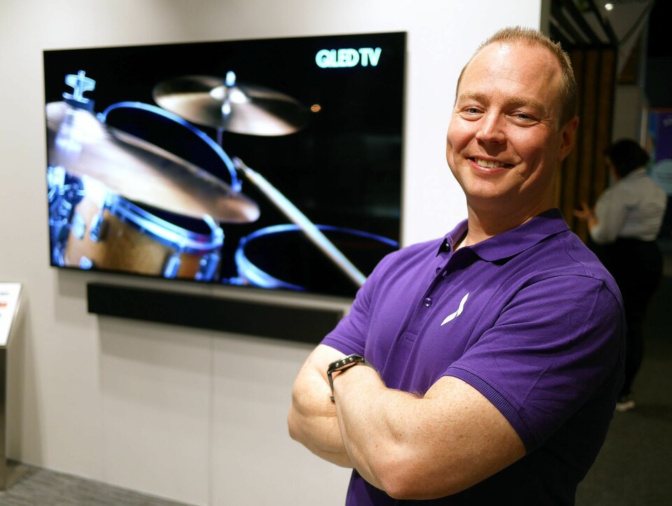 Salgsdirektør Torfinn Halvorsrud i Elkjøp foran Samsungs qled-TV, med tilhørende lydplanke. Foto: Stian Sønsteng