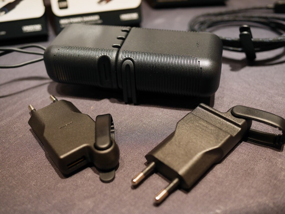 Kanskje verdens smaleste vegglader på 2,4A og 12W (230,-) og treports-laderen som kommer i sort og hvitt, med låsbart veggfeste (500,-), fra Unisynk. Foto: Stian Sønsteng.