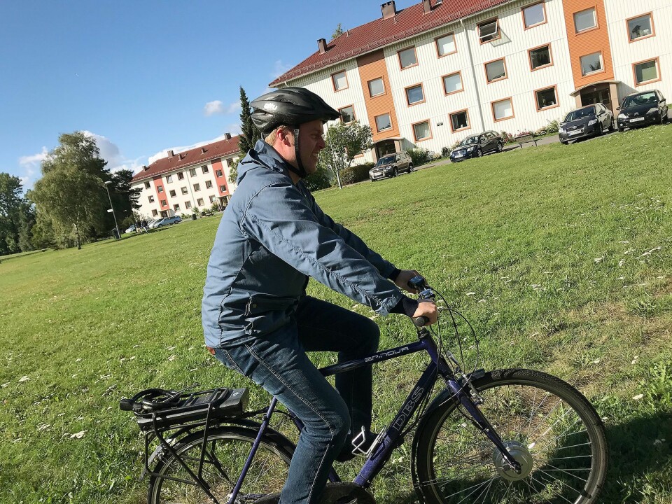 Morten Onsrud i Norsirk på en ombygd sykkel med el-motor, drevet av litium-ion batterier. Foto: Norsirk
