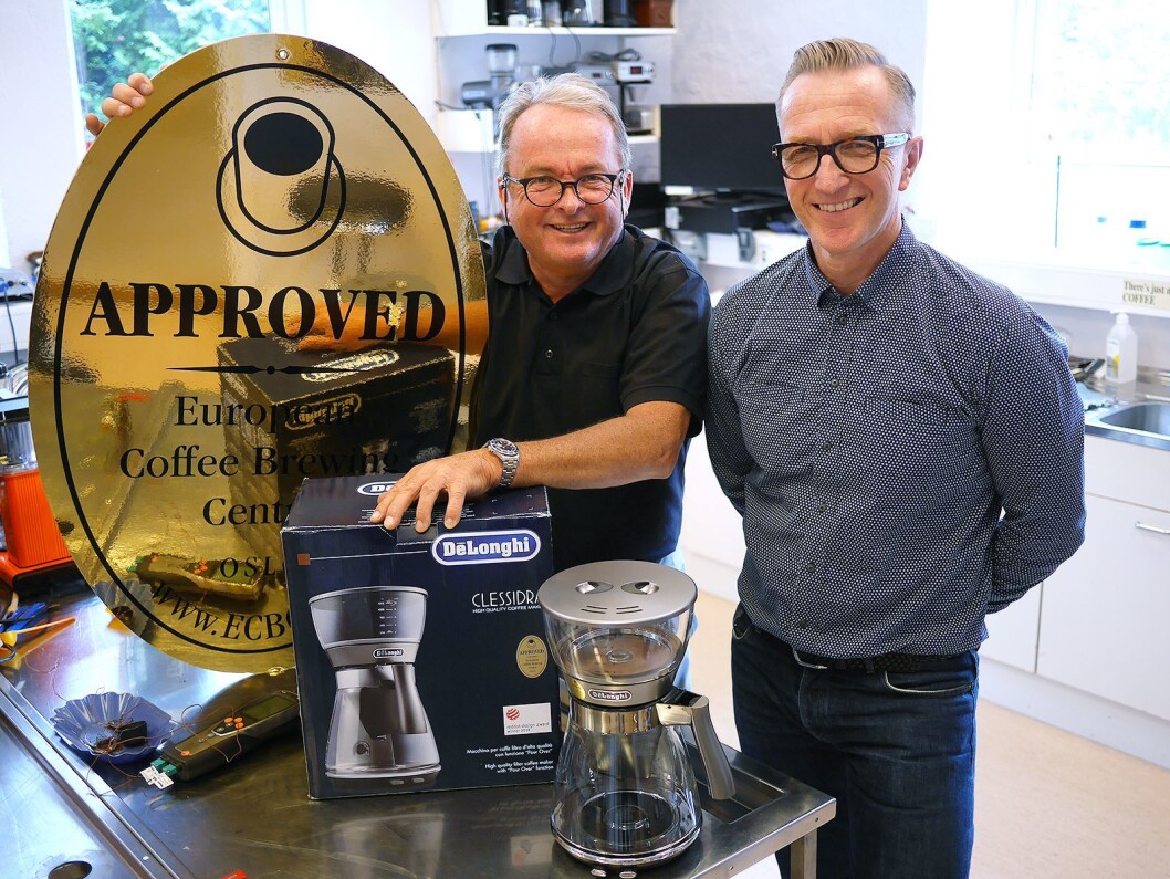 Martin Vinje (t. v.) i De’Longhi på besøk hos Ole J. Sønstebø i Norsk kaffeinformasjon, som gjennom European Coffee Brewing Centre (ECBC) har gitt De’Longhi Clessidra sitt gyldne godkjenningsmerke. Foto: Stian Sønsteng Martin Vinje (t. v.) i De’Longhi på besøk hos Ole J. Sønstebø i Norsk kaffeinformasjon, som gjennom European Coffee Brewing Centre (ECBC) har gitt De’Longhi Clessidra sitt gyldne godkjenningsmerke. Foto: Stian Sønsteng