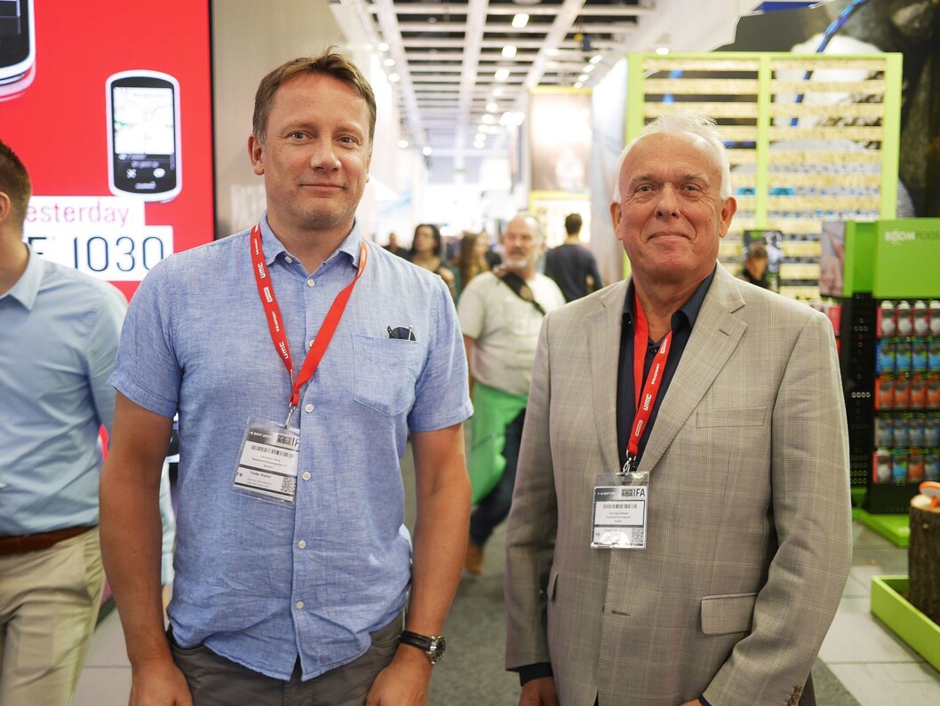 Christian Åkre (t .v.) og Jan Inge Solheim fotografert i messehallene på IFA 2017. Foto: Stian Sønsteng Christian Åkre (t .v.) og Jan Inge Solheim fotografert i messehallene på IFA 2017. Foto: Stian Sønsteng