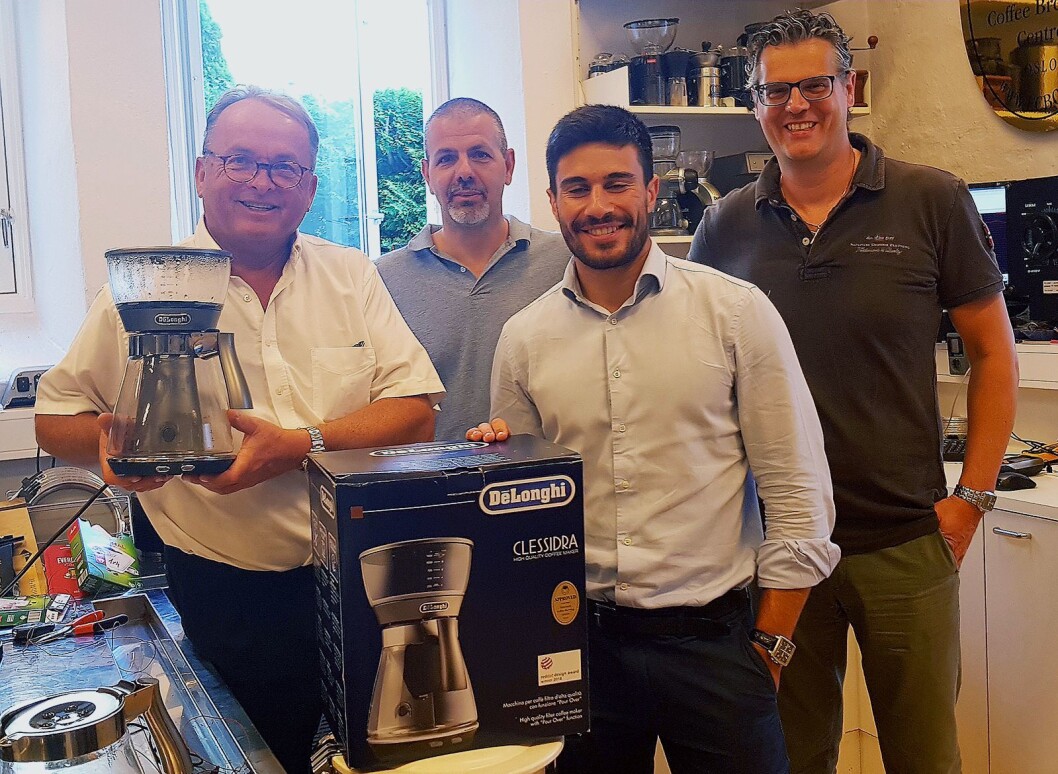 Før sommeren ble De’Longhi Clessidra godkjent av ECBC. Fra venstre Martin Vinje, Antonio Certossi, Federico Curtolo og Renzo Mazzon fra De’Longhi Italia. Foto: De’Longhi. Før sommeren ble De’Longhi Clessidra godkjent av ECBC. Fra venstre Martin Vinje, Antonio Certossi, Federico Curtolo og Renzo Mazzon fra De’Longhi Italia. Foto: De’Longhi.