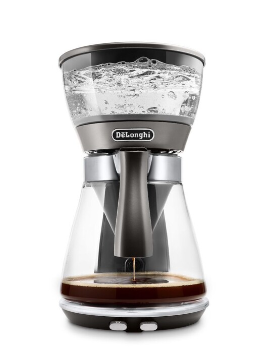 På DeLonghi Clessidra varmes først alt vannet opp, før det slippes over filterholderen som er plassert i glasskannen. I tillegg til vanlig og ECBC-godkjent trakting, kan man velge en pour over-simulering. Foto: DeLonghi. På DeLonghi Clessidra varmes først alt vannet opp, før det slippes over filterholderen som er plassert i glasskannen. I tillegg til vanlig og ECBC-godkjent trakting, kan man velge en pour over-simulering. Foto: DeLonghi.