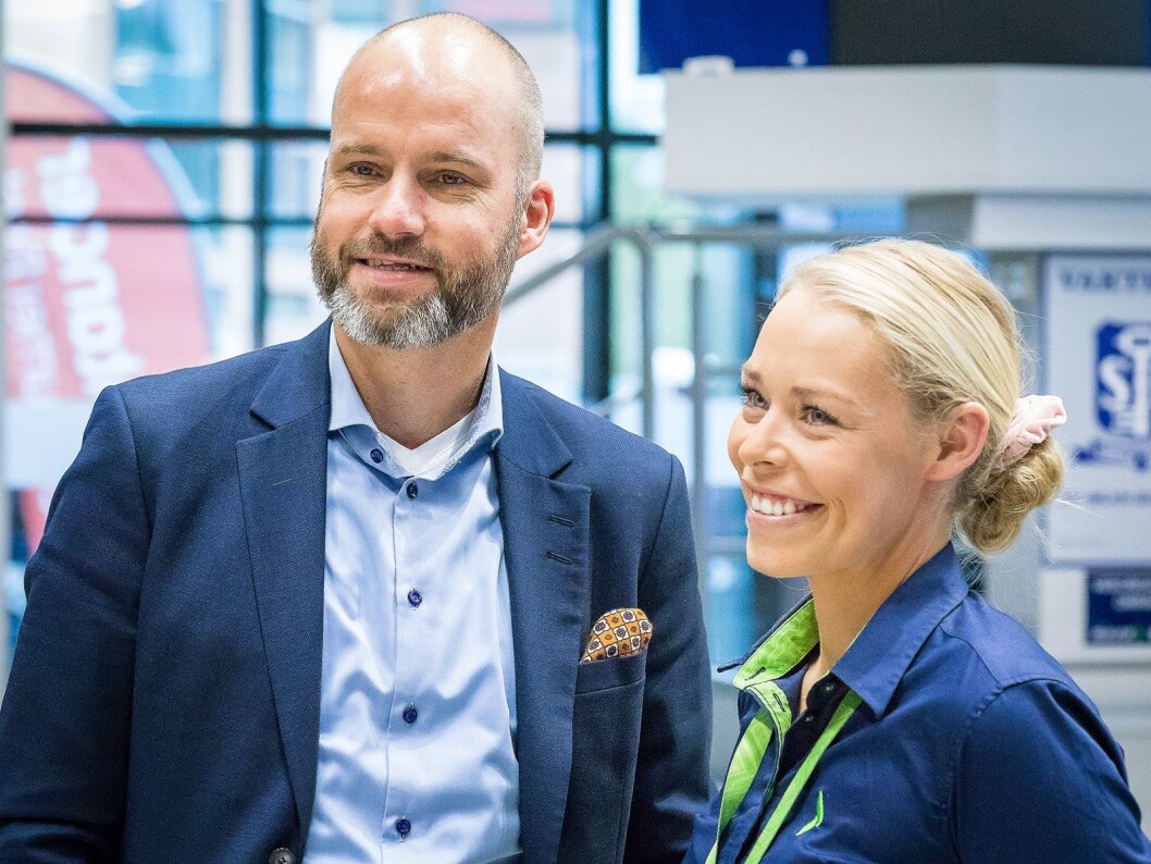 Flere leverandører deltok på nyåpningen. Her er Stig-Ove Langø fra Samsung sammen med kommunikasjonssjef i Elkjøp Norge Madeleine Schøyen Bergly. Foto: Ketil Martinsen. Flere leverandører deltok på nyåpningen. Her er Stig-Ove Langø fra Samsung sammen med kommunikasjonssjef i Elkjøp Norge Madeleine Schøyen Bergly. Foto: Ketil Martinsen.