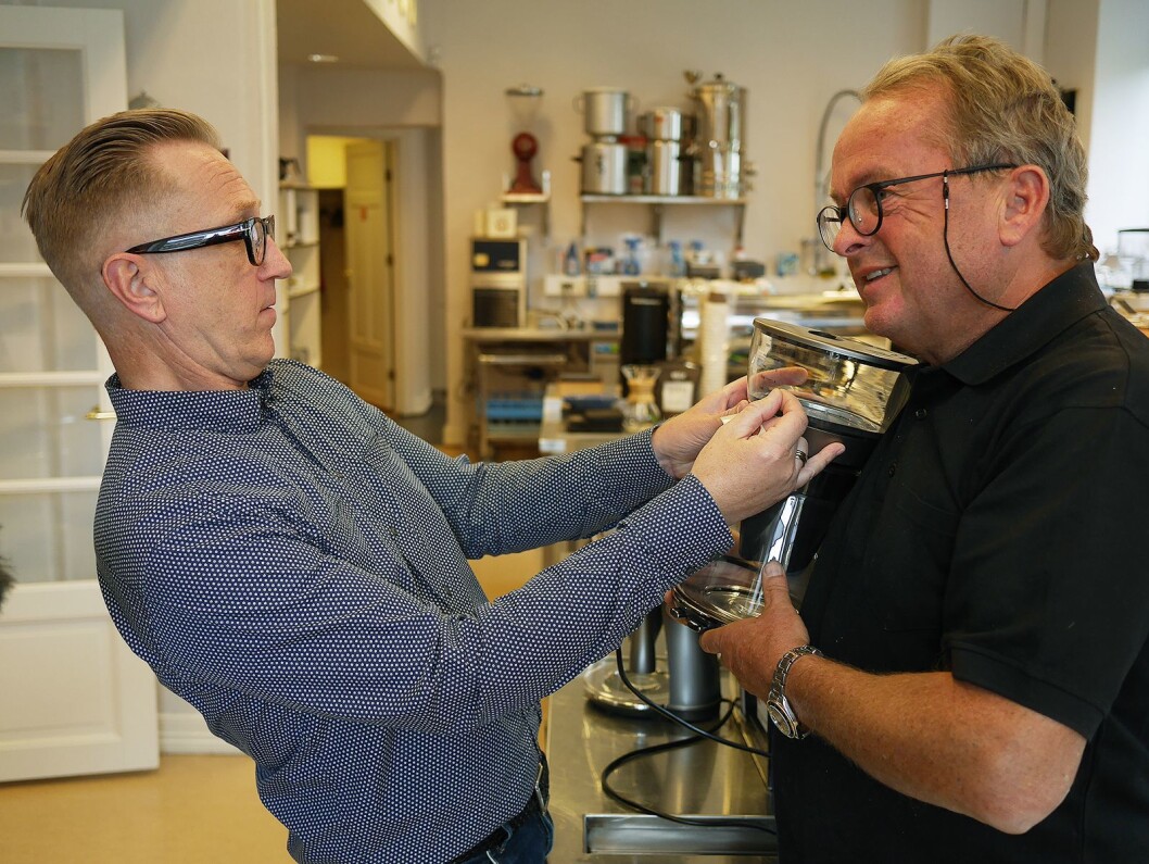 Ole J. Sønstebø (t. v.) og Martin Vinje sørger for at godkjenningsmerket kommer riktig på plass på DeLonghi Clessidra. Foto: Stian Sønsteng. Ole J. Sønstebø (t. v.) og Martin Vinje sørger for at godkjenningsmerket kommer riktig på plass på DeLonghi Clessidra. Foto: Stian Sønsteng.