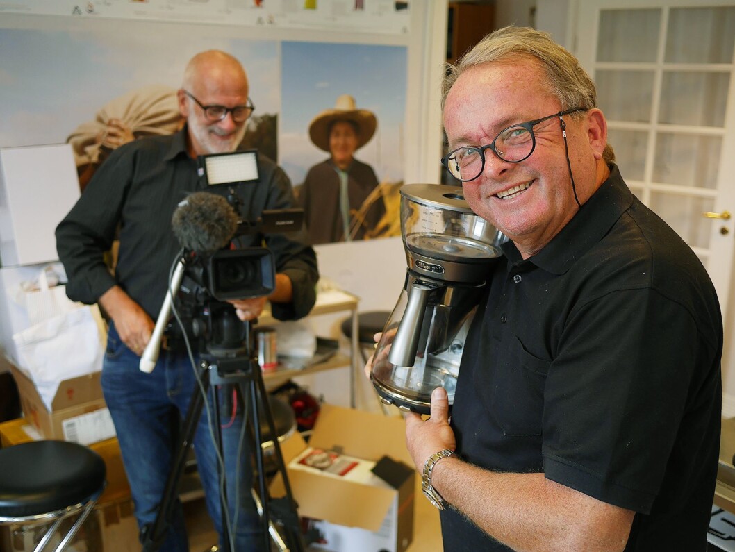 Martin Vinje (t. h.) i DeLonghi og Frode Reinholt Jensen i Video Vital AS lager opplæringsvideoer i forbindelse med lanseringen av DeLonghi Clessidra. Foto: Stian Sønsteng. Martin Vinje (t. h.) i DeLonghi og Frode Reinholt Jensen i Video Vital AS lager opplæringsvideoer i forbindelse med lanseringen av DeLonghi Clessidra. Foto: Stian Sønsteng.