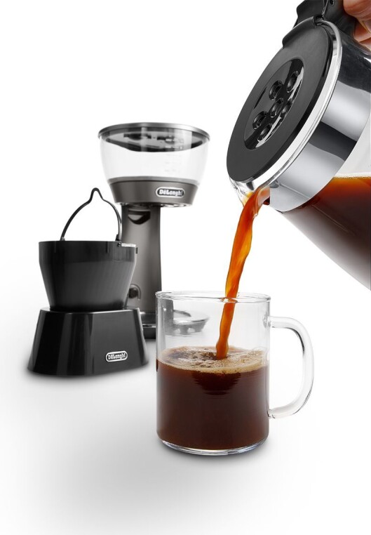 Når kaffen er traktet, kan filterholderen plasseres i et medfølgende stativ. Foto: DeLonghi. Når kaffen er traktet, kan filterholderen plasseres i et medfølgende stativ. Foto: DeLonghi.