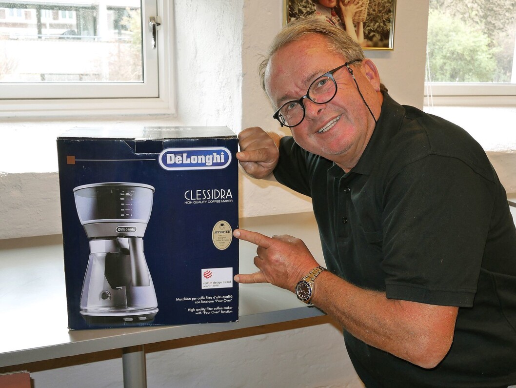 Tre øl til gutta på saga! Martin Vinje påpeker det han kaller tre gode salgsargumenter for kaffetrakteren Clessidra: varemerket De’Longhi, ECBCs godkjenningsmerke, og merket for Red Dot Award. Foto: Stian Sønsteng. Tre øl til gutta på saga! Martin Vinje påpeker det han kaller tre gode salgsargumenter for kaffetrakteren Clessidra: varemerket De’Longhi, ECBCs godkjenningsmerke, og merket for Red Dot Award. Foto: Stian Sønsteng.