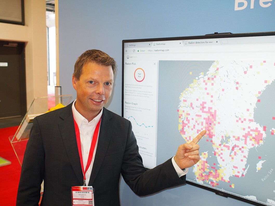 Airthings nye radonkart viser konsentrasjonen direkte på skjermen i sanntid. Øyvind Birkenes konstaterer at det er mye radon rundt Oslofjorden. Foto: Jan Røsholm Airthings nye radonkart viser konsentrasjonen direkte på skjermen i sanntid. Øyvind Birkenes konstaterer at det er mye radon rundt Oslofjorden. Foto: Jan Røsholm