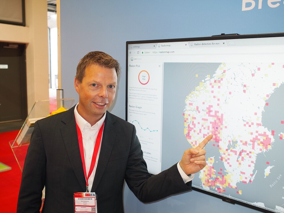 Airthings nye radonkart viser konsentrasjonen direkte på skjermen i sanntid. Øyvind Birkenes konstaterer at det er mye radon rundt Oslofjorden. Foto: Jan Røsholm