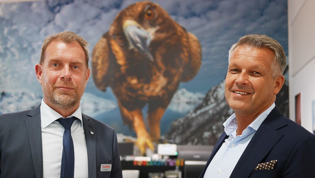 Christer Byfors (t. v.) og Erik Mikalsen foran Canon-ambassadør Audun Rikardsens ørnefotografi, blåst opp på 9x7 meter på en Canon Colorwave storformatskriver hos Pulp Grafisk i Oslo. Foto: Stian Sønsteng Christer Byfors (t. v.) og Erik Mikalsen foran Canon-ambassadør Audun Rikardsens ørnefotografi, blåst opp på 9x7 meter på en Canon Colorwave storformatskriver hos Pulp Grafisk i Oslo. Foto: Stian Sønsteng