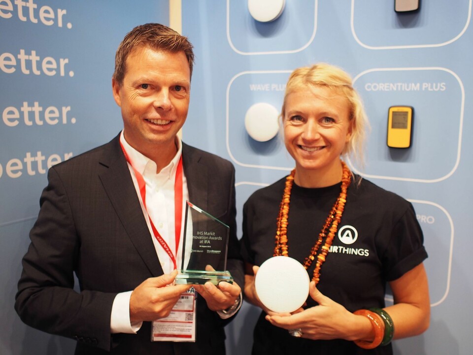 Øyvind Birkenes og Pippa Boothman fikk innovasjonsprisen for Wave Plus radonmåler. Foto: Jan Røsholm.