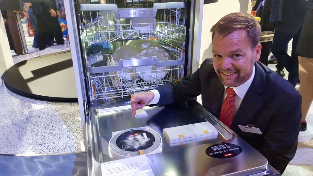 Stian Normann-Arvesen i Miele påpeker platen med oppvaskemiddel. Foto: Cathrine Pedersen. Stian Normann-Arvesen i Miele påpeker platen med oppvaskemiddel. Foto: Cathrine Pedersen.