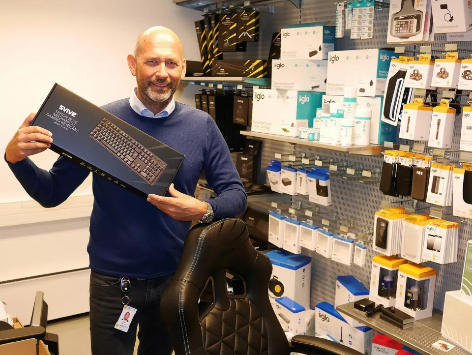 Bengt Pettersen, direktør for egne merkevarer i Komplett, med noe av sortimentet fra Svive og Iiglo. Foto: Stian Sønsteng