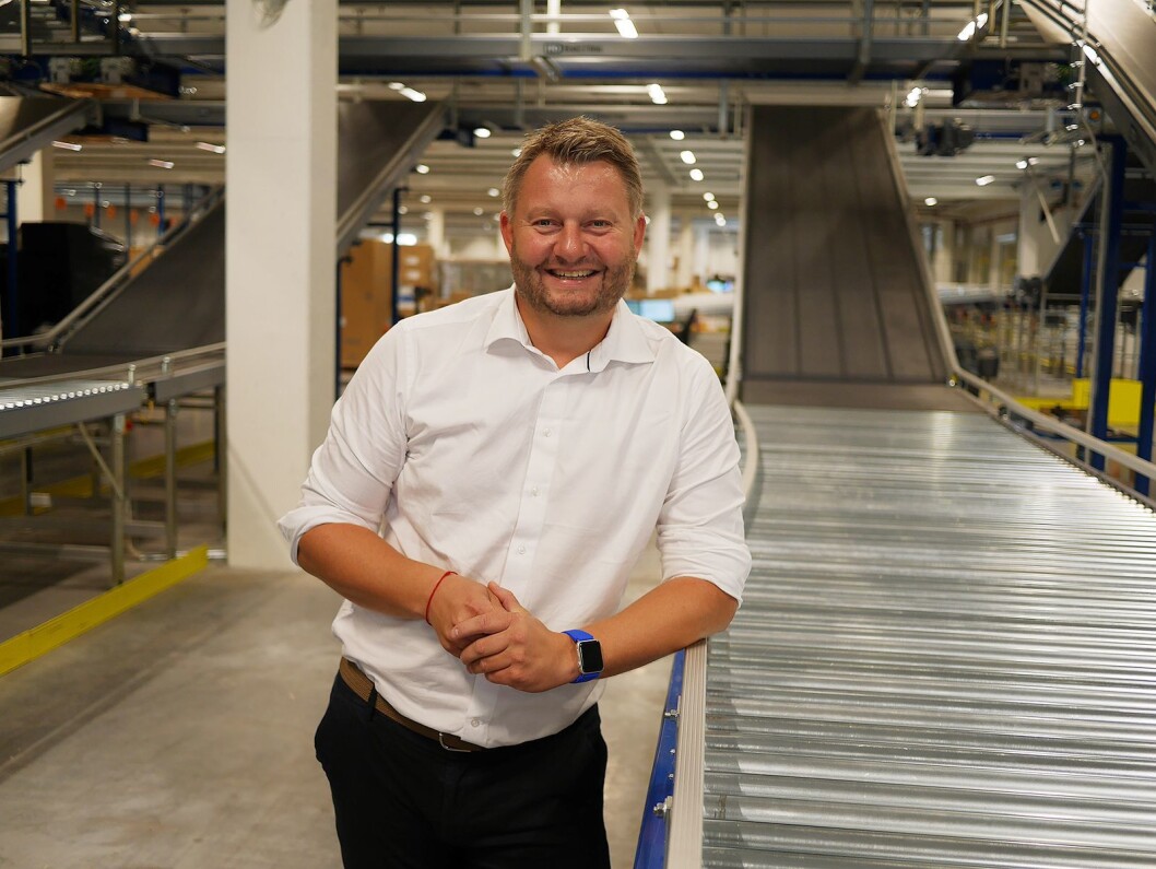 Logistikksjef Bjørn Tore Svendsen i Komplett-gruppen i første etasje i nybygget, ved sorteringsanlegget som brukes til den utgående varestrømmen. Foto: Stian Sønsteng Logistikksjef Bjørn Tore Svendsen i Komplett-gruppen i første etasje i nybygget, ved sorteringsanlegget som brukes til den utgående varestrømmen. Foto: Stian Sønsteng