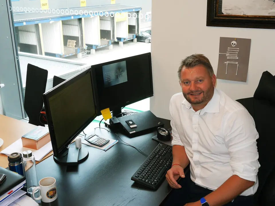 Fra sitt kontor på kullerød i Sandefjord kan logistikksjef Bjørn Tore Svendsen i Komplett-gruppen nyte utsikten til vareutkjøringen. Foto: Stian Sønsteng. Fra sitt kontor på kullerød i Sandefjord kan logistikksjef Bjørn Tore Svendsen i Komplett-gruppen nyte utsikten til vareutkjøringen. Foto: Stian Sønsteng.