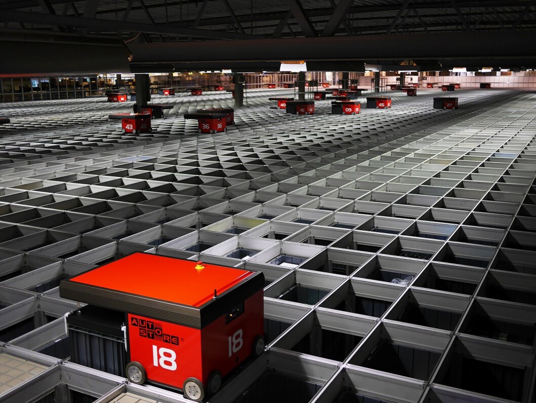 Robotlageret Auto Store fra Element Logic består nå av 72.500 kasser med 75 roboter og 35 arbeidsstasjoner. Kassene er lagret i et rutenett i flere høyder. Foto: Stian Sønsteng. Robotlageret Auto Store fra Element Logic består nå av 72.500 kasser med 75 roboter og 35 arbeidsstasjoner. Kassene er lagret i et rutenett i flere høyder. Foto: Stian Sønsteng.