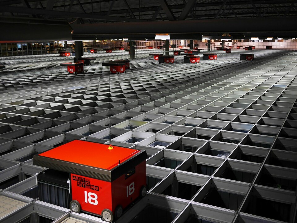 Robotlageret Auto Store fra Element Logic består nå av 72.500 kasser med 75 roboter og 35 arbeidsstasjoner. Kassene er lagret i et rutenett i flere høyder. Foto: Stian Sønsteng.