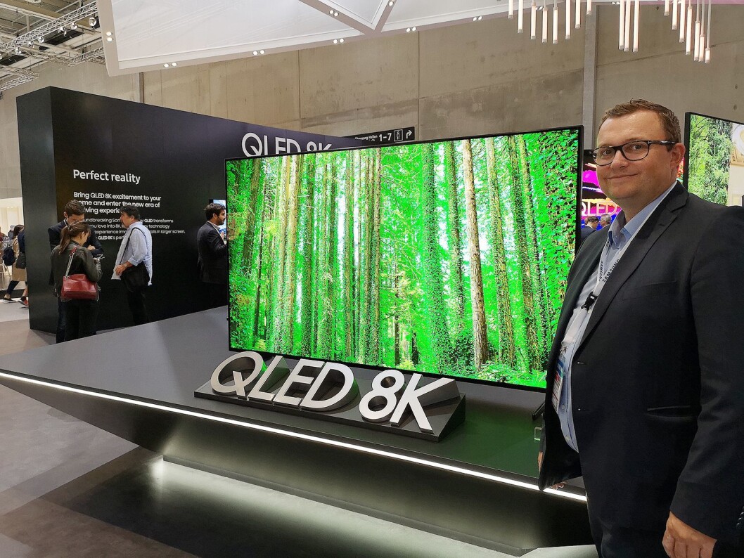 Produktspesialist Knut-Eirik Rørnes i Samsung sier deres nye 8K-TVer også gir bedre bilde på vanlige TV-signaler. Foto: Marte Ottemo Produktspesialist Knut-Eirik Rørnes i Samsung sier deres nye 8K-TVer også gir bedre bilde på vanlige TV-signaler. Foto: Marte Ottemo