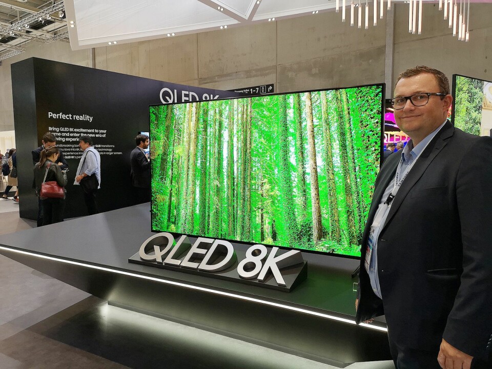 Produktspesialist Knut-Eirik Rørnes i Samsung sier deres nye 8K-TVer også gir bedre bilde på vanlige TV-signaler. Foto: Marte Ottemo