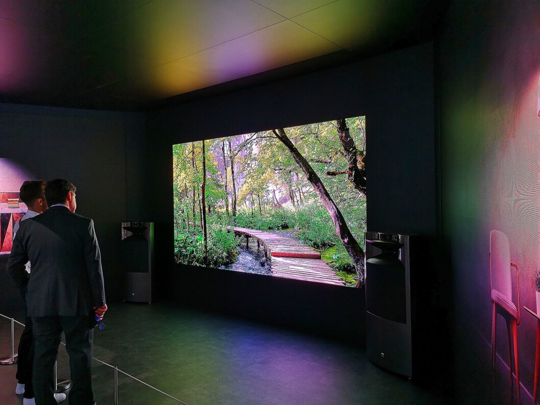 Den 146 tommer store «The Wall» er et nytt konsept fra Samsung baserte på mikro-led-teknologi. Har du dype nok lommer, kan du også få kjøpt produktet her hjemme. Foto: Marte Ottemo. Den 146 tommer store «The Wall» er et nytt konsept fra Samsung baserte på mikro-led-teknologi. Har du dype nok lommer, kan du også få kjøpt produktet her hjemme. Foto: Marte Ottemo.