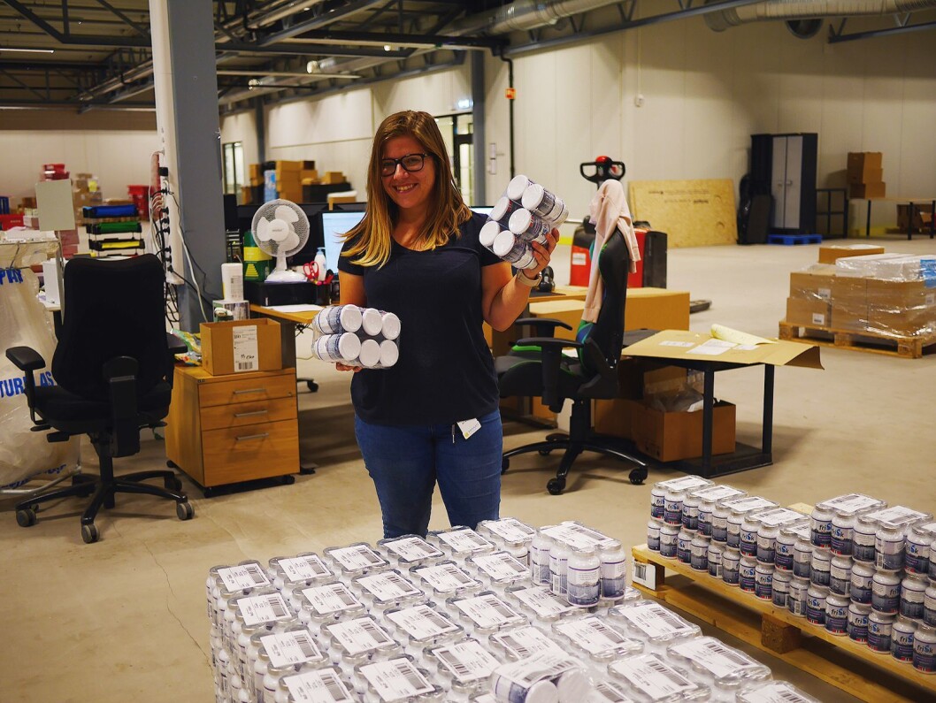 Veronica Ahiques stabler om multivitamin i andre etasje i nybygget. Foto: Stian Sønsteng Veronica Ahiques stabler om multivitamin i andre etasje i nybygget. Foto: Stian Sønsteng