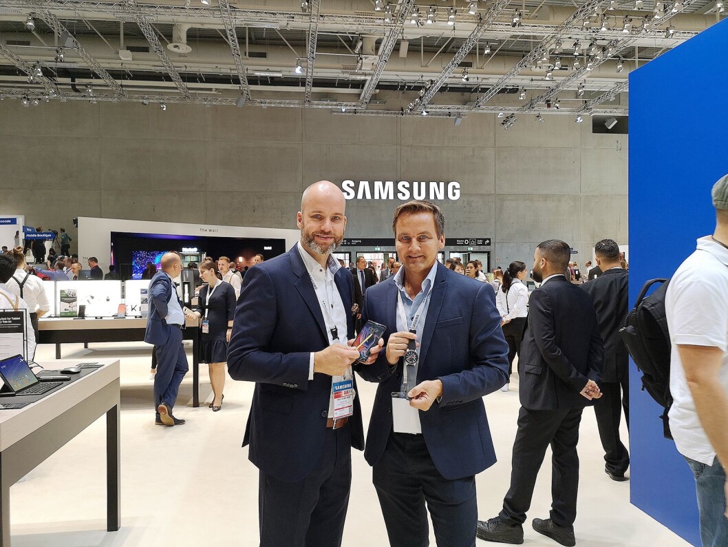 Stig-Ove Langø, salgssjef mobil i Samsung Norden og produktspesialist Øyvind Åsen viser fram Note9 og Galaxy Watch til besøkende på messen. Foto: Marte Ottemo. Stig-Ove Langø, salgssjef mobil i Samsung Norden og produktspesialist Øyvind Åsen viser fram Note9 og Galaxy Watch til besøkende på messen. Foto: Marte Ottemo.