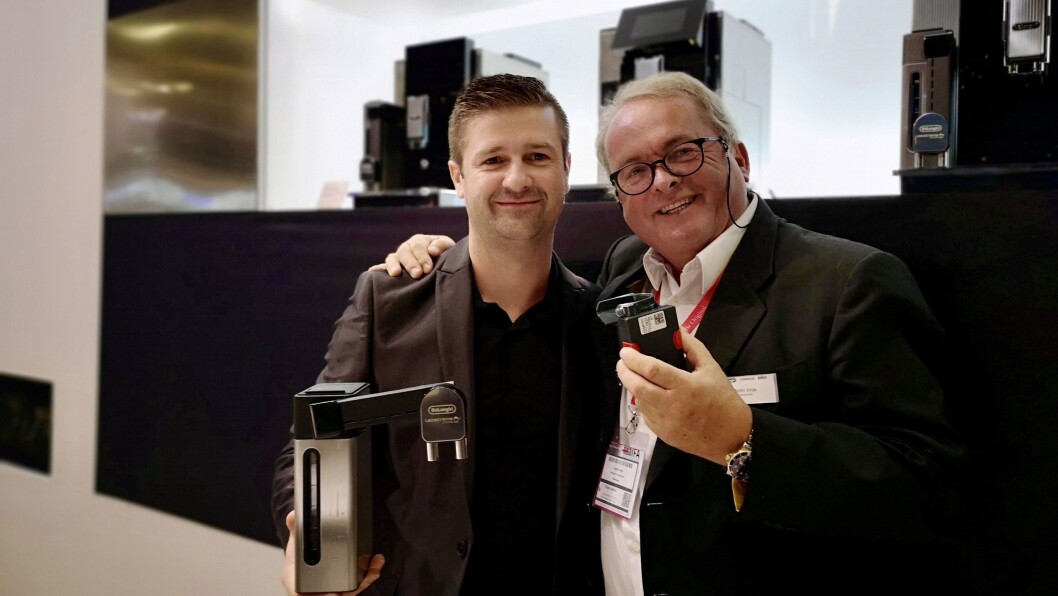 Victor Eberle (t. v.) og Martin Vinje med De'Longhi Maestosa. Foto: Marte Ottemo. Victor Eberle (t. v.) og Martin Vinje med De'Longhi Maestosa. Foto: Marte Ottemo.