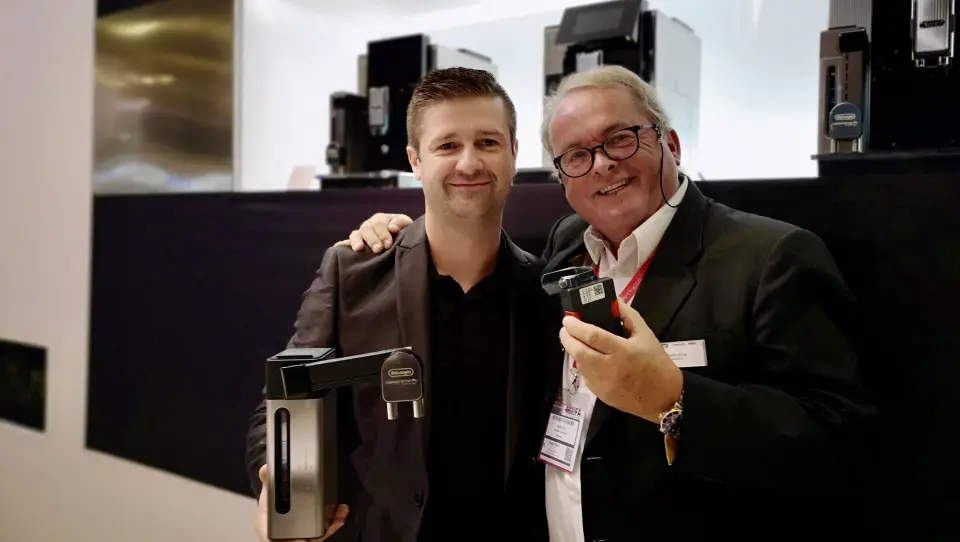 Victor Eberle (t. v.) og Martin Vinje med De'Longhi Maestosa. Foto: Marte Ottemo. Victor Eberle (t. v.) og Martin Vinje med De'Longhi Maestosa. Foto: Marte Ottemo.
