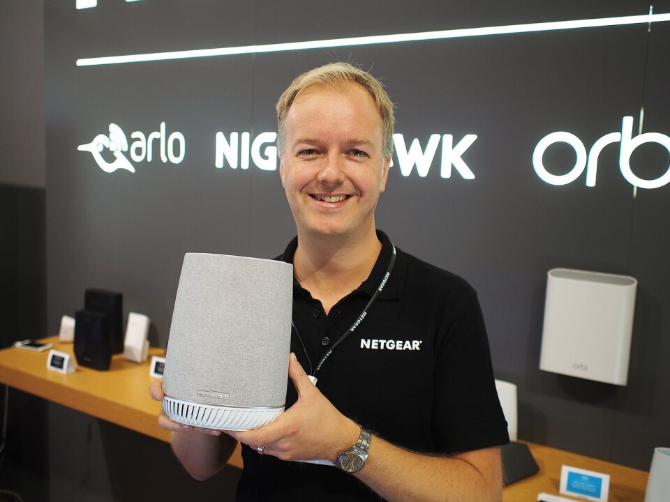 Pål Vatneberg viser frem den nye Orbi Voice, en maskeruter og smarthøyttaler med støtte for Amazon Alexa. Foto: Jan Røsholm