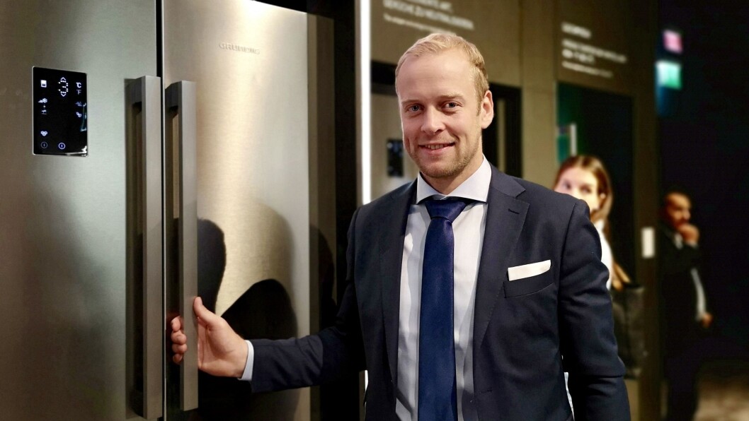 Bård Nordhagen i Grundig med et Fresh Meter-skap. Foto: Marte Ottemo. Bård Nordhagen i Grundig med et Fresh Meter-skap. Foto: Marte Ottemo.
