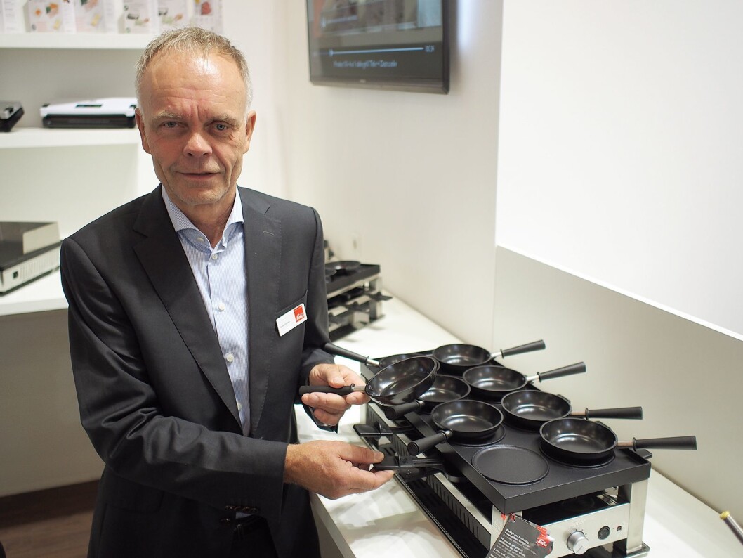 Arne Finsnes viser frem minivok med raclette for inntil åtte personer. Foto: Jan Røsholm Arne Finsnes viser frem minivok med raclette for inntil åtte personer. Foto: Jan Røsholm