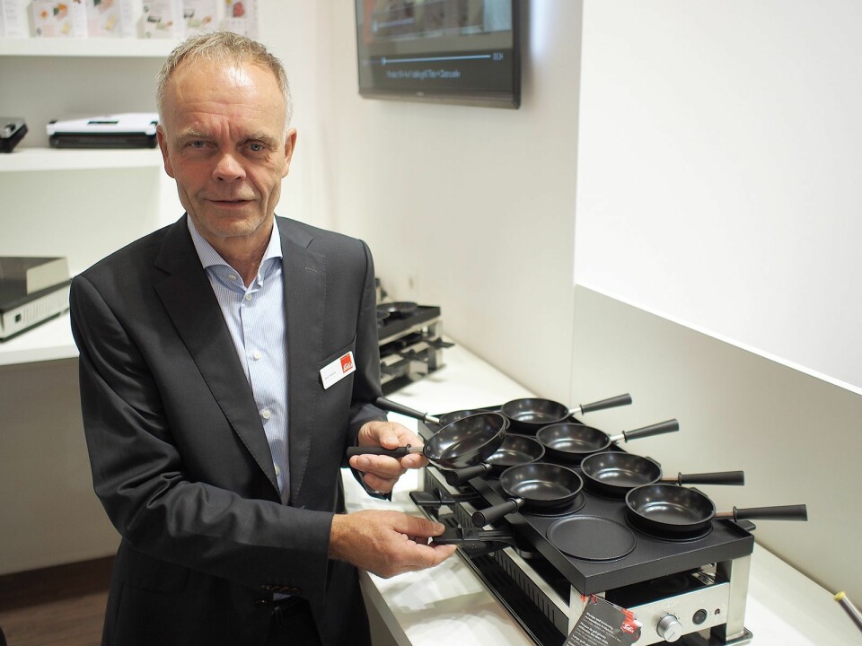 Arne Finsnes viser frem minivok med raclette for inntil åtte personer. Foto: Jan Røsholm