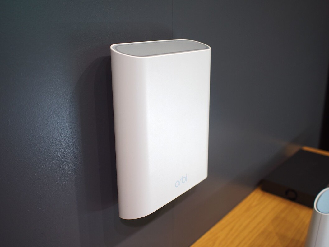 Orbi Outdoor støtter IP65, og kobles opp utendørs for å utvide nettverket. Foto: Jan Røsholm. Orbi Outdoor støtter IP65, og kobles opp utendørs for å utvide nettverket. Foto: Jan Røsholm.