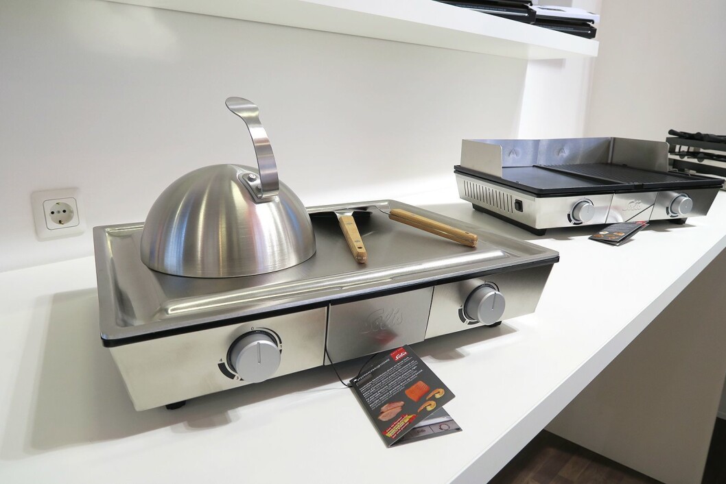 Til venstre ses en teppanyaki-grill og til høyre en grill med to separate soner. Foto: Cathrine Pedersen. Til venstre ses en teppanyaki-grill og til høyre en grill med to separate soner. Foto: Cathrine Pedersen.